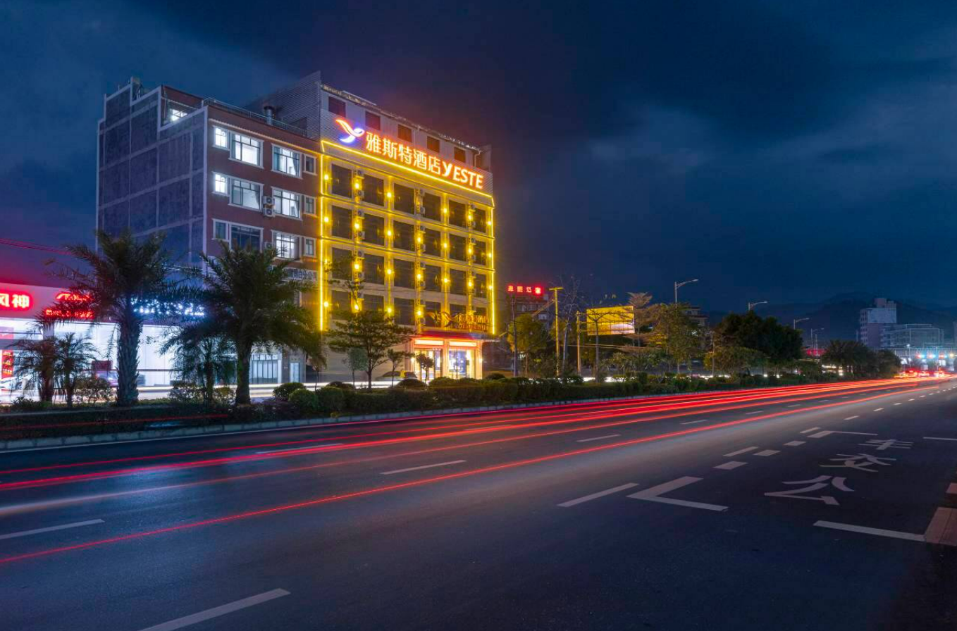 高级大床房（城市街）